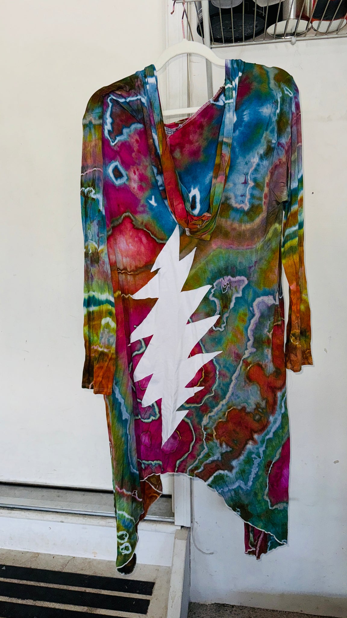 bolt 2XL/3XL  (would fit 4XL) Robe with hood & POCKETS collab with the good witch