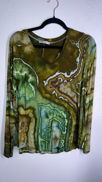 Medium long sleeve super comfy (can fit large too)